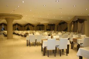 Ein Restaurant oder anderes Speiselokal in der Unterkunft Grand Ahos Hotel 