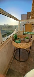 una mesa con macetas delante de una ventana en Departamento a pasos del Faro, en La Serena