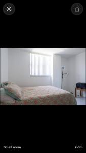 En eller flere senge i et værelse på A ROOM INSIDE AN APPARTMENT for 1 PERSON CLOSE TO BEACH -3 MIN BY CAR