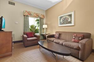 sala de estar con sofá y mesa en Resort Condo Top floor pool view -Disney Parks Free Shuttle, en Orlando