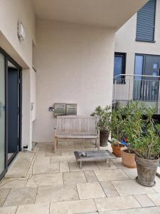 a wooden bench sitting in front of a building at Magnolia: Moderne, voll möblierte Wohnung in Bietigheim-Bissingen