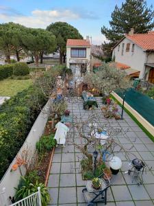 un giardino con sedie e piante su un patio di Pavillon de Diane a Prades