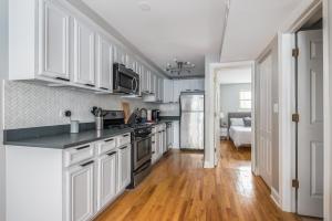 Nhà bếp/bếp nhỏ tại The Bright Retreat in Andersonville +10 ảnh