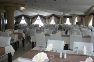 Ein Restaurant oder anderes Speiselokal in der Unterkunft Grand Ahos Hotel 