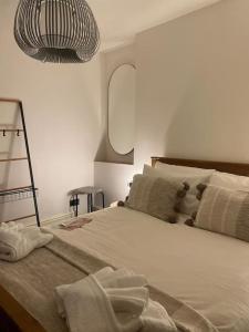 Tempat tidur dalam kamar di “1-Bed Haven in Snowdonia nr ZipWorld, Snowdon”