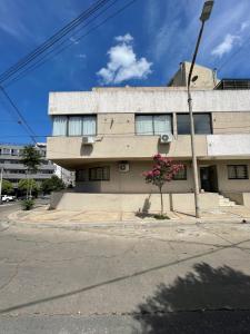 un edificio en la esquina de una calle en SORRENTO Céntrico en Villa Carlos Paz