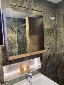 a bathroom with a sink and a mirror at Planinska kuća Srna in Bajina Bašta
