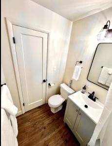 Bathroom sa Newly Remodeled 2 bedroom 1 bath duplex