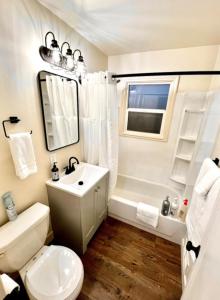 Bathroom sa Newly Remodeled 2 bedroom 1 bath duplex