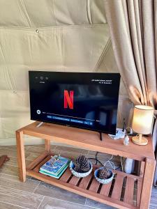 a tv on a wooden table with a tv on it at Lunada Glamping in Mazamitla