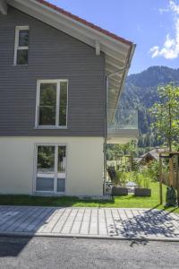 una casa con un portico coperto davanti di Ferienwohnung Am Kofel a Oberammergau