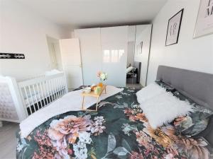 una camera da letto con un letto e un tavolo con dei fiori di Magnifique appartement 10 min de Paris - Parking privée Gratuit a Chevilly-Larue