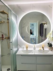 un bagno con due lavandini e uno specchio di Magnifique appartement 10 min de Paris - Parking privée Gratuit a Chevilly-Larue Altre 22 foto