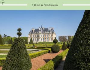 una grande casa in un giardino con alberi e cespugli di Magnifique appartement 10 min de Paris - Parking privée Gratuit a Chevilly-Larue