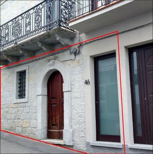 una línea roja en el lateral de un edificio con una puerta en Corso 46, en Montazzoli