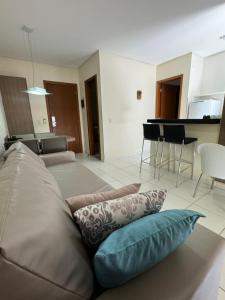 リオ・ケンテにあるVeredas do Rio Quente 116のリビングルーム(ソファ、枕付)