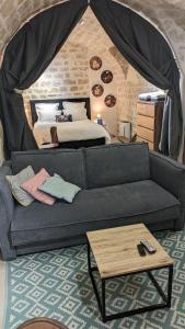 una sala de estar con sofá y una cama en una tienda de campaña en Les Frères Montgolfier - Le Marais - 80 m2, en París