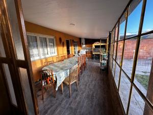 Casa hasta 11 personas في نيكوتشيا: غرفة فارغة مع طاولة وكراسي طويلة