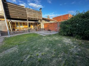 un cortile vuoto di fronte a un edificio di mattoni di Casa hasta 11 personas a Necochea