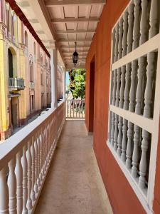 un pasillo vacío de un edificio con balcón en Casa Noa Colonial Rooms By SOHO, en Cartagena de Indias