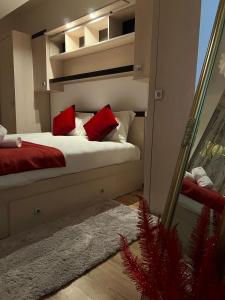 Postel nebo postele na pokoji v ubytování Kyan Residence + 10 fotografií