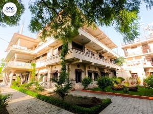 une image de l'avant du bâtiment dans l'établissement Hotel Pahuna Ghar, à Nepalganj