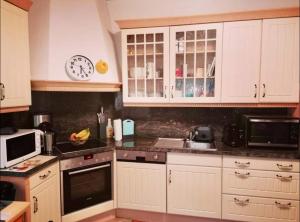 Kitchen o kitchenette sa double room for you