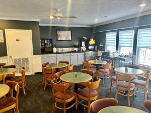 a restaurant with tables and chairs and a kitchen at Celebrity Inn in Branson