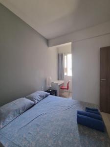 - une chambre avec un grand lit et une couverture bleue dans l'établissement Cumbuco Residence #203, à Caucaia