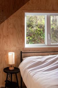 1 dormitorio con cama y ventana en Le Crustacé, en Nouvelle