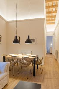 a dining room with a table and chairs at Precioso ático con mucho encanto in Sant Feliu de Guixols
