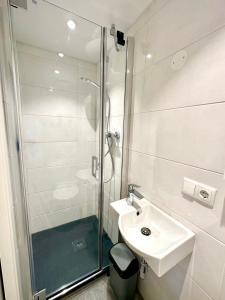 a bathroom with a shower and a sink at Ferienwohnungen Roderer in Berchtesgaden