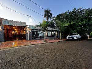 um carro branco estacionado ao lado de uma rua em Nature Iguazu hostel B&B em Puerto Iguazú