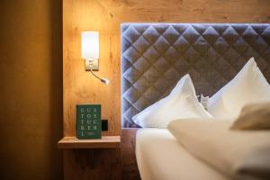 Postel nebo postele na pokoji v ubytování Biohotel Leutascherhof