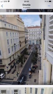uitzicht op een straat in een stad met gebouwen bij studio au vieux port in Marseille