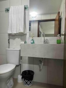 Ένα μπάνιο στο Apto 16 lindo e confortável +27 φωτογραφίες