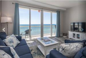 sala de estar con vistas al océano en Silva Sands, en Panama City Beach