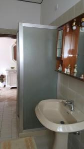 La salle de bains est pourvue d'un lavabo et d'une douche. dans l'établissement Chiara Apartment, à Mestre