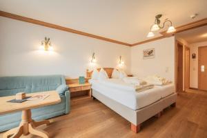 Postel nebo postele na pokoji v ubytování Biohotel Leutascherhof