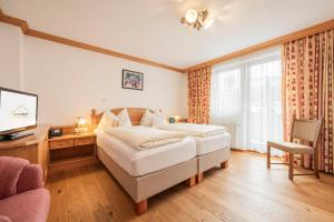 Postel nebo postele na pokoji v ubytování Biohotel Leutascherhof