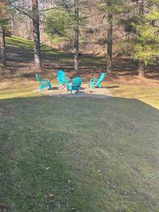 eine Gruppe blauer Stühle in einem Park in der Unterkunft Wander & Stay Getaway in Logan