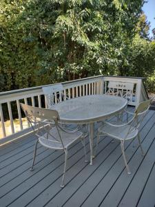 einen Tisch und zwei Stühle auf einer Terrasse in der Unterkunft 2feathers inn in Natchez