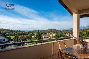 d'un balcon avec une table en bois et une vue sur les montagnes. dans l'établissement Villa Freschìa, à Minturno