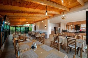um restaurante com tectos e mesas e cadeiras de madeira em Hotel Meta Ksamil em Ksamil