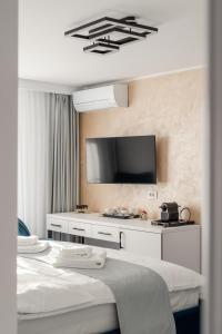 摩爾多瓦地區肯普隆格的住宿－D&D Relax SPA Bucovina，酒店客房设有两张床和一台平面电视。