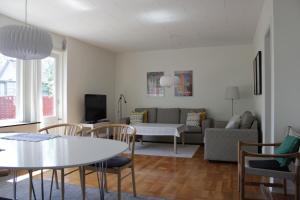 uma sala de estar com uma mesa e um sofá em Villa Hassel em Middelfart
