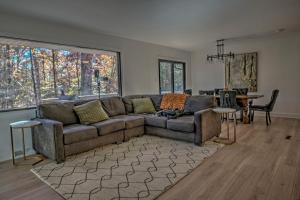 ein Wohnzimmer mit einem Sofa und einem Tisch in der Unterkunft Modern Farmhouse in Waldorf