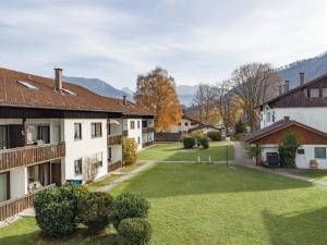 uma propriedade com um grande pátio com um campo de ténis em Chiemgau Comfort A8 Ferienwohnanlage Oberaudorf mit Hallenbad und Sauna em Oberaudorf