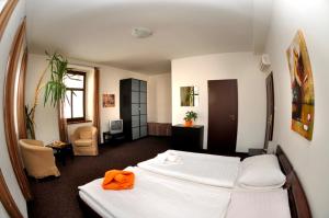 Letto o letti in una camera di Hotel U Zlatého býka