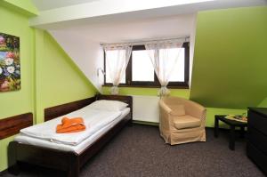 Letto o letti in una camera di Hotel U Zlatého býka